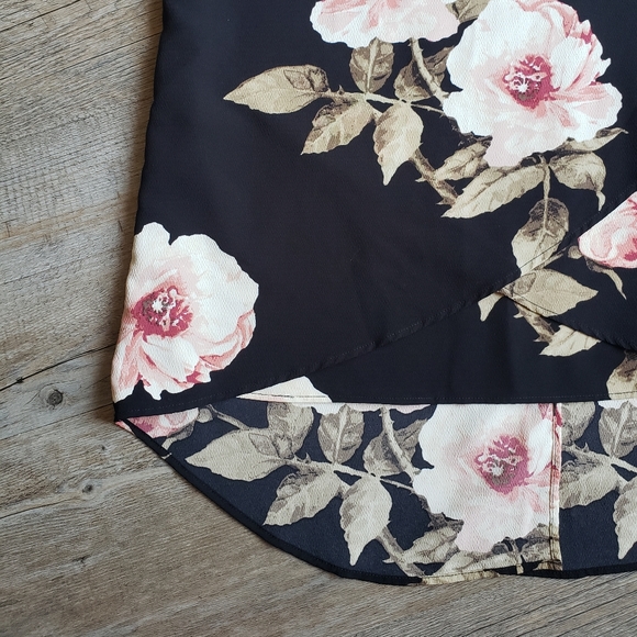 LE CHATEAU | Floral Ruffle Sleeveless Blouse - Picture 3 of 7